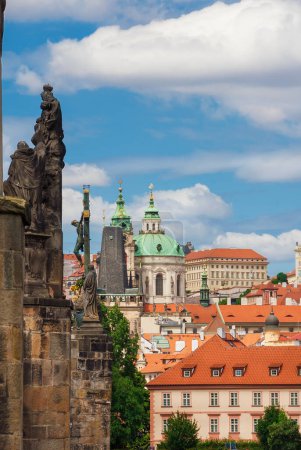 Ancien quartier de Mala Strana avec l "église Saint-Nicolas et le pont Charles emblématique de Prague