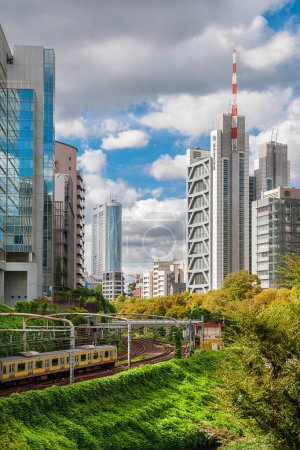 Téléchargez les photos : Tokyo, JAPAN, OCTOBER 10, 2023 - View of Bunkyo Ward with Chou Line in Tokyo - en image libre de droit