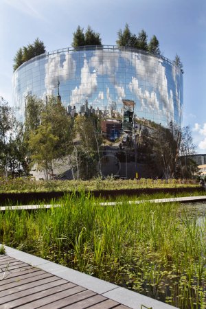 Téléchargez les photos : Rotterdam, Pays-Bas - 1er septembre 2022 : Le dépôt du musée Boijmans van Beuningen pour le stockage et l'exposition de 150 000 œuvres d'art. L'horizon de Rotterdam se reflète dans les miroirs fixés au bâtiment. - en image libre de droit