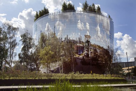 Téléchargez les photos : Rotterdam, Pays-Bas - 1er septembre 2022 : Le dépôt du musée Boijmans van Beuningen pour le stockage et l'exposition de 150 000 œuvres d'art. L'horizon de Rotterdam se reflète dans les miroirs fixés au bâtiment. - en image libre de droit