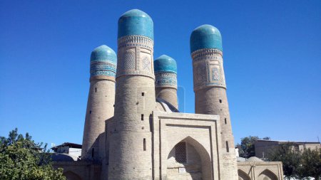 Téléchargez les photos : Chor Minor is a historic gatehouse for a now-destroyed madrasa in the historic city of Bukhara, Uzbekistan - en image libre de droit