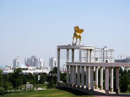 Téléchargez les photos : Achgabat ou Asgabat est la capitale et la plus grande ville du Turkménistan - en image libre de droit