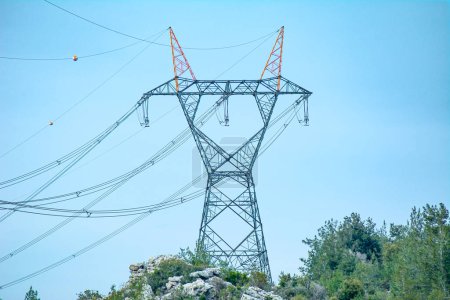 Foto de Pilones eléctricos de alto voltaje y líneas eléctricas de transmisión en el fondo azul del cielo
. - Imagen libre de derechos
