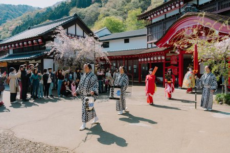 Foto de NIKKO, JAPÓN - 10 de abril de 2023: Un desfile de actores vestidos con trajes tradicionales japoneses en el país de las maravillas de edo - Imagen libre de derechos