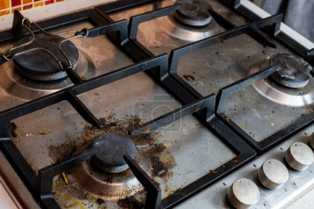 Téléchargez les photos : Surface de cuisson en acier inoxydable sale, Table de cuisson de cuisine désordonnée - en image libre de droit