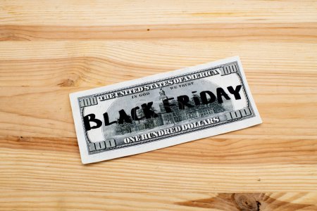 Téléchargez les photos : Vente Black Friday concept de shopping. Bons en dollars avec inscriptions "Black Friday". - en image libre de droit