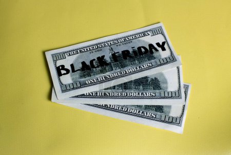 Téléchargez les photos : Vente Black Friday concept de shopping. Bons en dollars avec inscriptions "Black Friday". - en image libre de droit