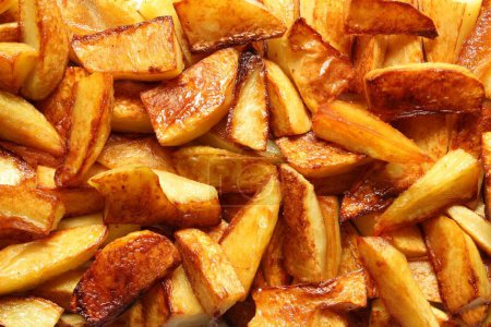 Foto de Rodajas de patata frita arregladas con una sesión de fotos de cerca. Vista desde arriba. - Imagen libre de derechos