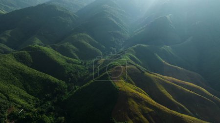 Foto de Vista aérea de las luces del sol de la mañana y la sombra de las montañas sobre niebla, paisaje de la naturaleza para la fotografía de fondo del dron, - Imagen libre de derechos