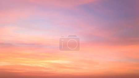 Foto de Cielo crepuscular con efecto de tono pastel claro. Colorido atardecer de nubes suaves para el concepto abstrac de fondo, vista aérea - Imagen libre de derechos