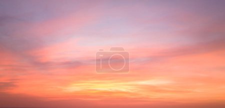 Foto de Cielo crepuscular con efecto de tono pastel claro. Colorido atardecer de nubes suaves para el concepto abstrac de fondo, vista aérea - Imagen libre de derechos