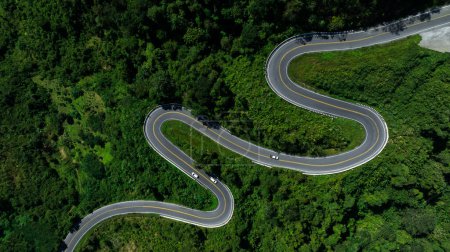 Foto de Vista aérea drone disparo carretera n.º 1081 o la forma número tres de sinuosa carretera de montaña entre Pua Distrito, Provincia de Nan, Tailandia es punto culminante y punto de referencia que el turista le gusta tomar fotos de debido a la belleza de la carretera - Imagen libre de derechos