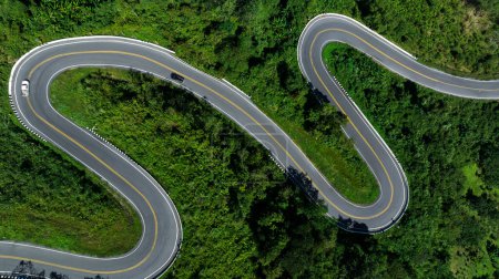 Foto de Vista aérea drone disparo carretera n.º 1081 o la forma número tres de sinuosa carretera de montaña entre Pua Distrito, Provincia de Nan, Tailandia es punto culminante y punto de referencia que el turista le gusta tomar fotos de debido a la belleza de la carretera - Imagen libre de derechos
