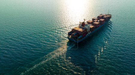 Frachtcontainerschiffe, die auf hoher See Exportgüter importieren und Produkte an Händler und Verbraucher in den internationalen asiatischen Pazifik und weltweit verteilen, Luftaufnahme 