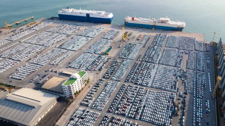 vista aérea de los coches nuevos estacionados en la zona de aparcamiento de la fábrica de automóviles, a la espera de transporte RORO de internacional,
