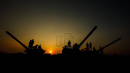 Téléchargez les photos : Silhouette groupe de soldats des forces spéciales debout et assis sur un camion-citerne avec sur le fond de coucher de soleil, des équipes d'opérations spéciales d'entraînement de guerre - en image libre de droit