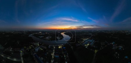 Panorama aus der Vogelperspektive, ländliche Szenerie, Tha Chin Fluss mit blauem Himmel in der Dämmerung, Foto von der Drohne,
