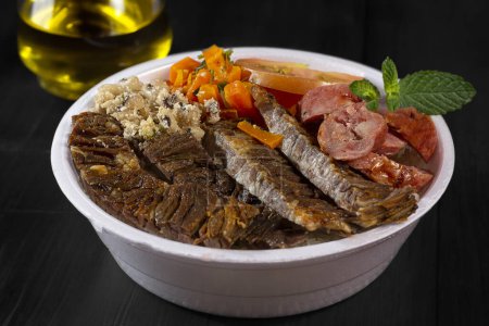 la boîte à lunch brésilienne authentique, mieux connue sous le nom de marmitex, préparée avec des aliments traditionnels du Brésil