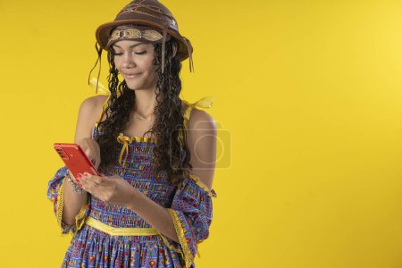 Mujer adulta de 20 años con el típico atuendo brasileño de "festa junina"