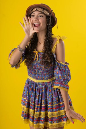 Femme adulte de 20 ans en tenue typique brésilienne "festa junina"