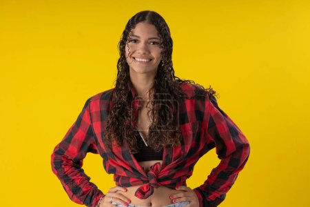 Mujer adulta de 20 años con el típico atuendo brasileño de "festa junina"