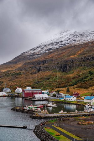 Szenische Ansicht der Kleinstadt Seydisfjordur an der Ostseite Islands an einem bewölkten Tag