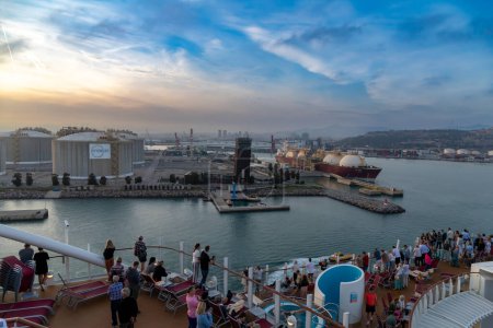 Téléchargez les photos : Barcelone, Espagne 28. Octobre 2022, GPL citerne AL KHOR dans le port de Barcelone, qui a l'une des plus grandes capacités de stockage de gaz en Europe. Au premier plan sont les vacanciers d'un bateau de croisière. - en image libre de droit