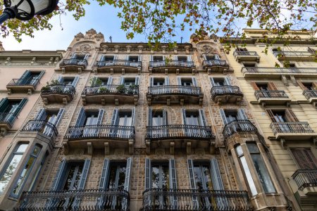 Téléchargez les photos : Barcelone, Catalogne, Espagne - 28 oct. 2022, Façade de vieux immeubles d'appartements à Passeig de Gracia - en image libre de droit