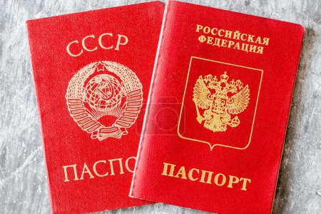 Téléchargez les photos : Old soviet era red passport and russian passport nearby, copy space - en image libre de droit