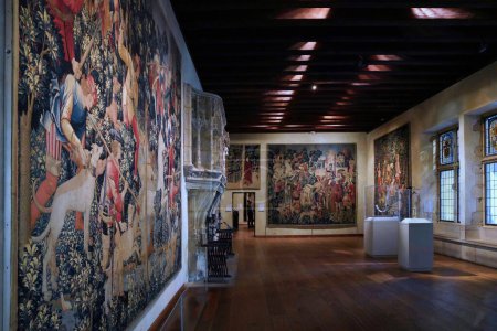 Téléchargez les photos : New York, NY - Octobre 2022 : Les tapisseries médiévales du Met Cloisters sont exposées dans une pièce avec une grande cheminée en pierre, reproduisant l'architecture du bâtiment dans lequel elles auraient pu être trouvées au Moyen Âge - en image libre de droit