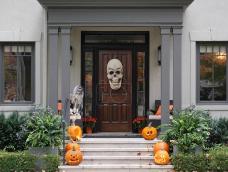 Foto de Decoraciones de Halloween en el porche delantero y escalones de la casa - Imagen libre de derechos