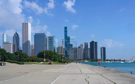 Foto de Chicago Lakefront trail con skyline del centro y Navy Pier en la distancia - Imagen libre de derechos