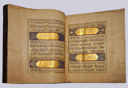 Foto de Toronto, Canadá - Diciembre 2022: Antiguo manuscrito iluminado del Corán, el libro sagrado del Islam, de Persia en el 1500, en la colección del Museo Aga Khan - Imagen libre de derechos