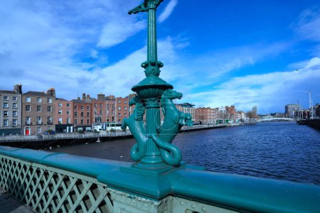 Foto de Vista a lo largo del río Liffey en Dublín desde el puente Grattan, mirando hacia el este hacia el puente Ha 'penny - Imagen libre de derechos