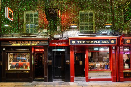 Téléchargez les photos : Pub coloré dans le quartier Temple Bar de Dublin - en image libre de droit