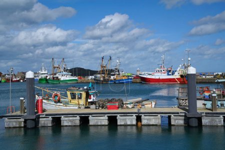 Foto de Puerto con coloridos barcos de pesca - Imagen libre de derechos