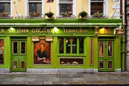 Foto de Colorido pub en el barrio Temple Bar de Dublín, el nombre de un amigo de James Joyce - Imagen libre de derechos