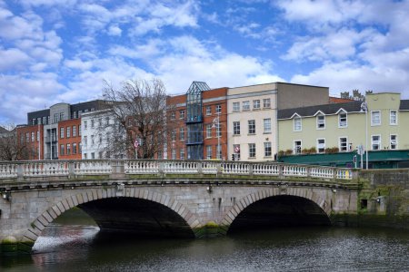 Téléchargez les photos : Ancien pont en pierre traversant la rivière Liffey, builit en 1818, à l'endroit où le premier pont à Dublin a été construit au 11ème siècle - en image libre de droit