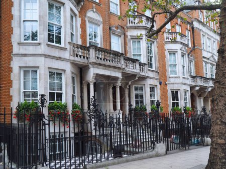 Foto de Londres, hilera de elegantes adosados con ventanales - Imagen libre de derechos