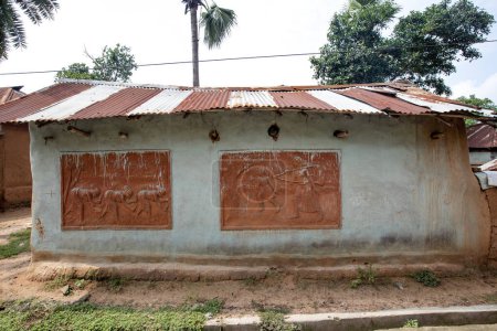 Téléchargez les photos : Peinture murale tribale sur le mur d'une maison de boue dans un village tribal à Birbhum, Bengale occidental - en image libre de droit