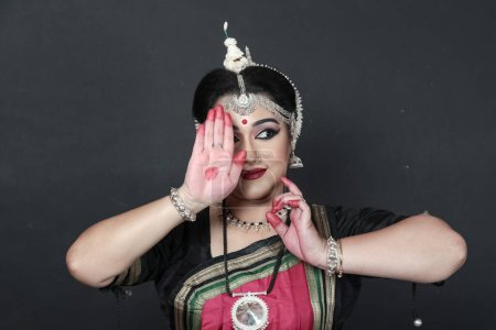 Téléchargez les photos : Femme exécutant Odissi danse en costume coloré. Formes de danse classique indienne. - en image libre de droit
