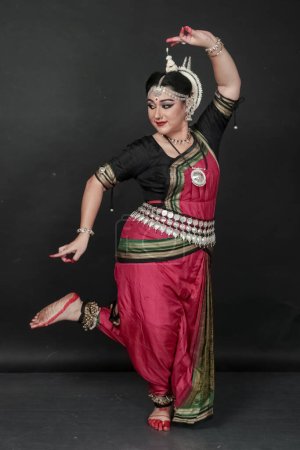 Foto de Mujer realizando danza Odissi en traje colorido. Formas de danza clásica india. - Imagen libre de derechos
