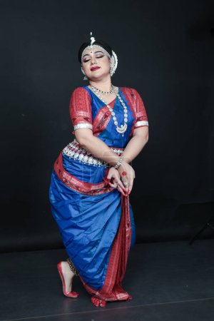 Téléchargez les photos : Femme exécutant Odissi danse en costume coloré. Formes de danse classique indienne. - en image libre de droit