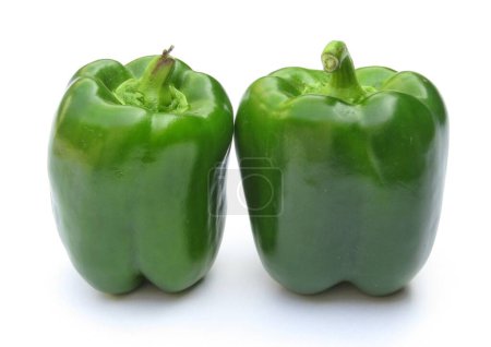 Téléchargez les photos : Capsicums verts frais isolés sur fond blanc - en image libre de droit
