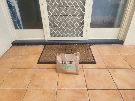 Foto de May 07, 2022: An Uber Eats food delivery bag. High quality photo - Imagen libre de derechos