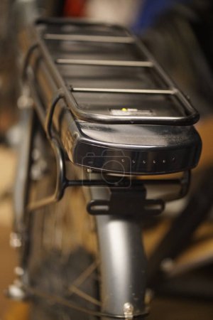 Photo pour Grande batterie Li-ion vélo électrique noir. Photo de haute qualité - image libre de droit