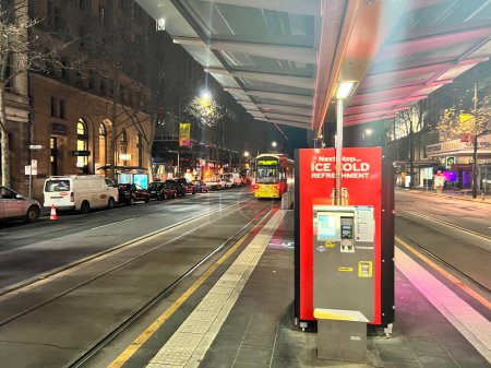 Téléchargez les photos : Arrêt de tramway Rundle Mall à Adélaïde. Australie du Sud. Photo de haute qualité - en image libre de droit