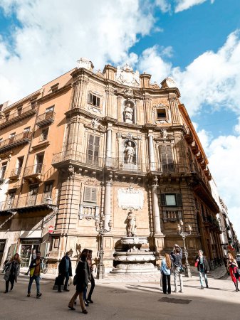 Foto de Quattro Canti, or officially Piazza Vigliena, in Palermo. Fontains represent different seasons. Buildings have sculptures of kings and saints. - Imagen libre de derechos