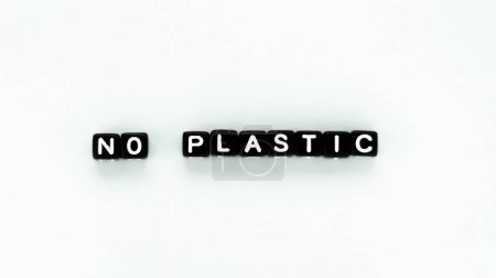 No hay palabras de plástico en cuentas de letras de bloque negro sobre fondo blanco. Ahorre concepto de reciclaje planeta. Foto de alta calidad. Mock up, espacio de copia.