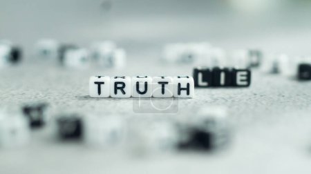 Lüge gegen Wahrheit in weißen und schwarzen Buchstaben-Perlenblöcken. . Hochwertiges Foto. Propaganda, Fake News.